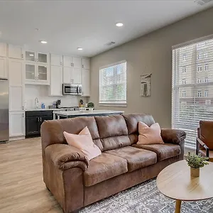 Frontdesk 500 West Trade Apts Fourth Ward Charlotte