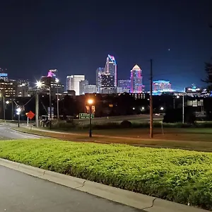 4, Sleep 6, Walk To Attractions In Uptown Charlotte